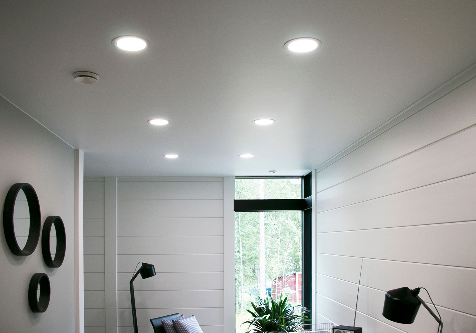 Plafond lamps on the ceiling of the study, illuminating the room with a uniform light. The opening angle of the light is 110 degrees and the luminaire can also be fitted with colour temperature control. Ledstore.fi